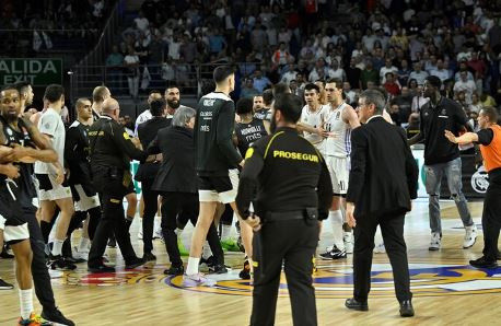 Real Madrid-Partizan maçında kavga! Hakemler maçı erken bitirdi - Resim: 3