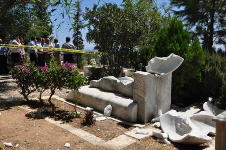 Can Yücel'in mezarını parçaladılar - Resim: 2