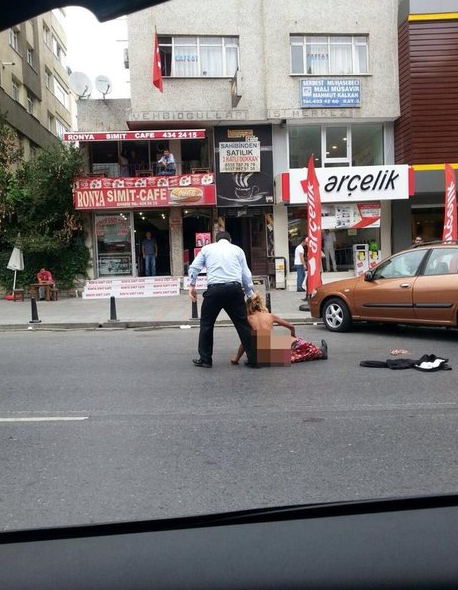Genç kadın sokak ortasında çırılçıplak soyundu! - Resim: 4