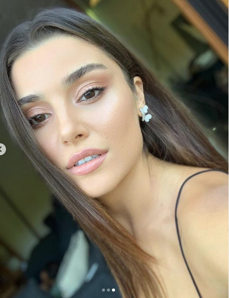 Hande Erçel derin yırtmaçlı elbisesiyle herkesi kendine hayran bıraktırdı! - Resim: 3