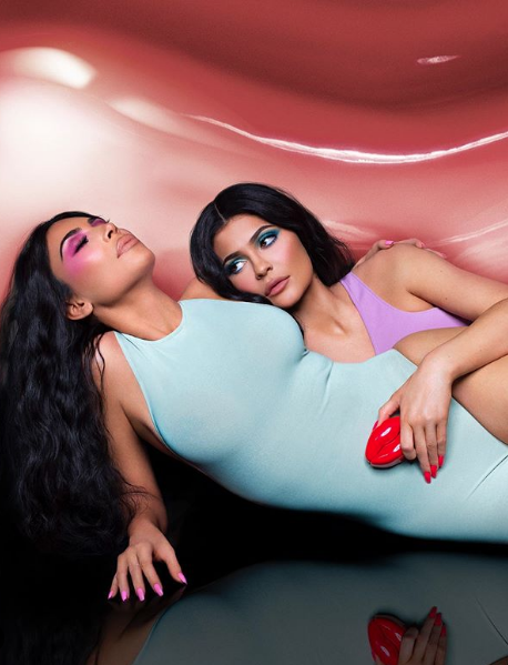 Kylie Jenner'ın dudakları parfüm oldu Kim Kardashian'la beraber tanıttı - Resim: 1