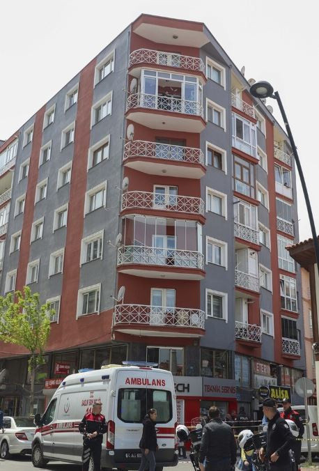 Uşak'ta evlilik dışı ilişkiden olan 2 aylık bebeğini camdan aşağı attı - Resim: 0