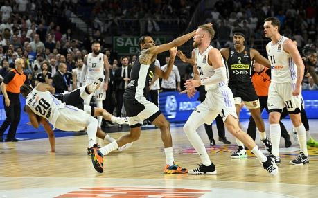 Real Madrid-Partizan maçında kavga! Hakemler maçı erken bitirdi - Resim: 0