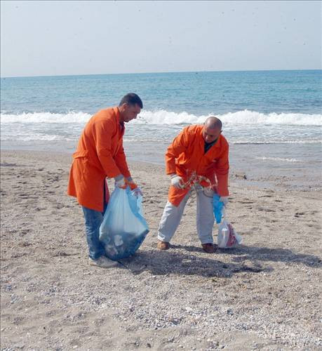 Mahkumlar temizledi turistler güneşlendi! - Resim: 2