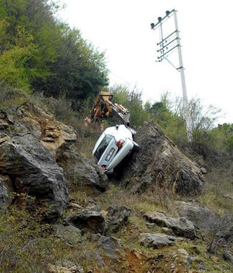 Otomobil kayaya takılıp kurtuldu - Resim: 3