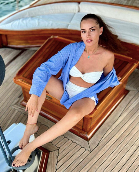 Ayrılmadık diyerek teknede nispet yapan Fahriye Evcen bikinili pozlarını paylaştı! O detay hemen göze çarptı - Resim: 1