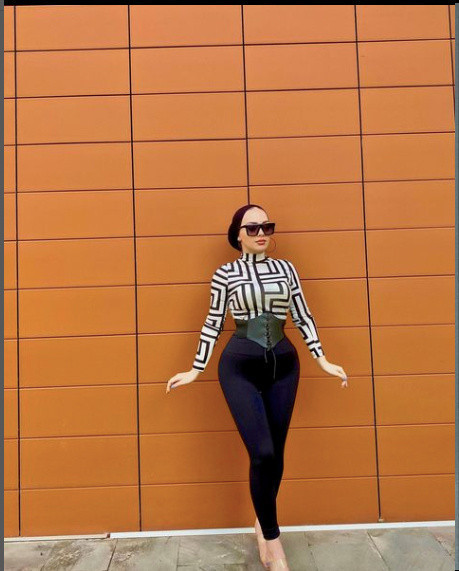 Tiktok fenomeni Esra Rabia Ünal dar elbisesiyle kalçasını hoplattı! "Başındaki örtüyü kullanma artık" - Resim: 0