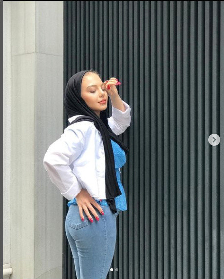 Tiktok fenomeni Esra Rabia Ünal dar elbisesiyle kalçasını hoplattı! "Başındaki örtüyü kullanma artık" - Resim: 1