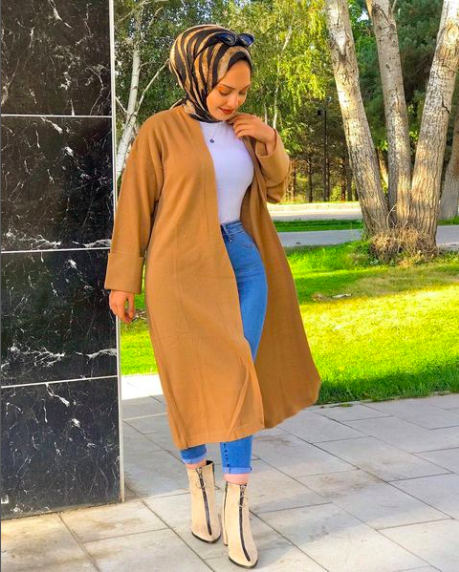 Başörtüsüyle daracık tayt giydi twerk yaptı yetmedi şimdi de alkol masasında! - Resim: 2