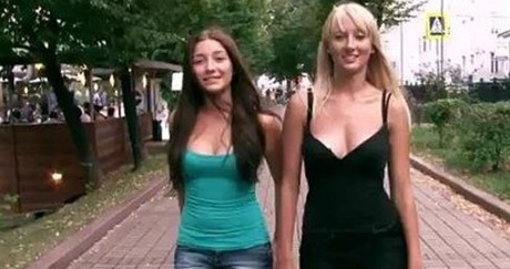 Kameraları görünce soyunmaya başladılar - Resim: 1