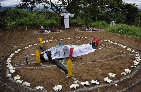 Şeytan çıkarma ayininden kareler - Resim: 1