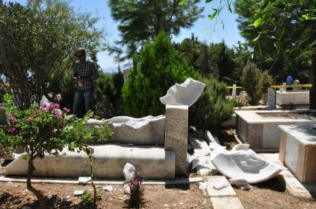 Can Yücel'in mezarını parçaladılar - Resim: 1