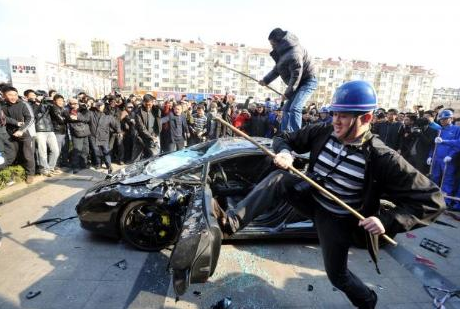 Milyon dolarlık arabayı parçaladı - Resim: 4