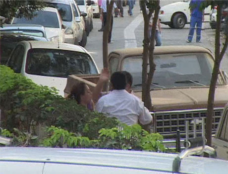 Karısını herkesin içinde dövdü - Resim: 2