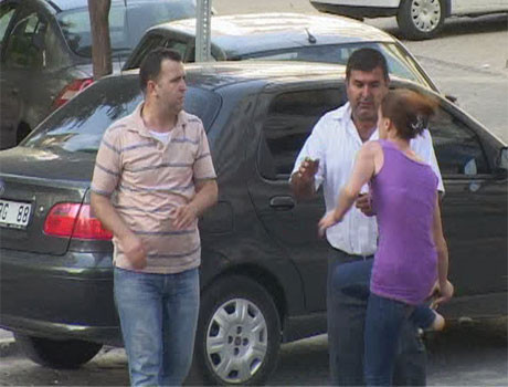 Karısını herkesin içinde dövdü - Resim: 4