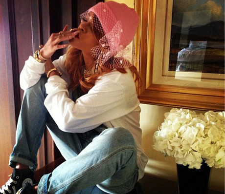 Rihanna'dan esrar skandalı! - Resim: 3