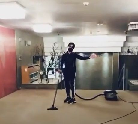 Yılmaz Morgül, kaldığı otelin yerlerini süpürdü! Emekçi Morgül bu anları videoya aldı - Resim: 2