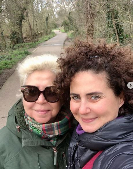 Esra Akkaya annesi ve evlatlığı ile koronavirüsten kaçıp Türkiye'ye geldi - Resim: 1