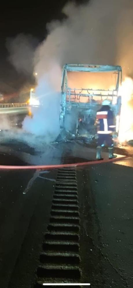 Yolcu otobüsünde can pazarı! Alev alev yandı, 18 yolcu son anda kurtuldu - Resim: 2
