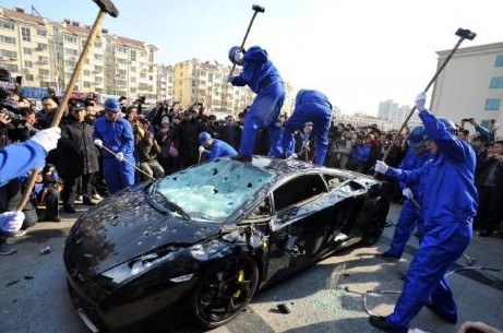 Milyon dolarlık arabayı parçaladı - Resim: 3