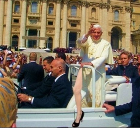 Ünlü yıldızın bacağı olay oldu - Resim: 2