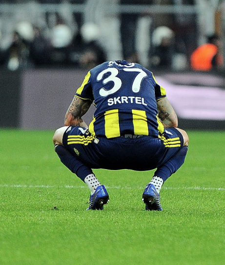 Skrtel tribünden atılan tesbihi geri verdi - Resim: 1