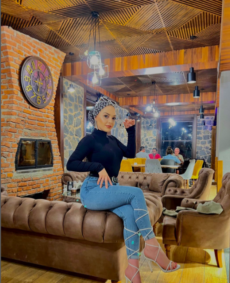 Başörtüsüyle daracık tayt giydi twerk yaptı yetmedi şimdi de alkol masasında! - Resim: 3