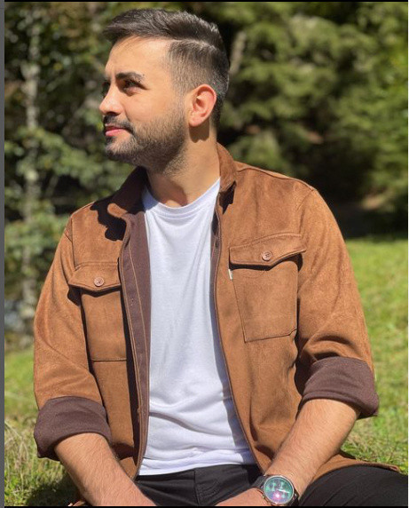 Elinden sarı bezi düşürmeyen Kadir Ezildi'nin şok eden asıl mesleği! On parmağında on marifet - Resim: 0