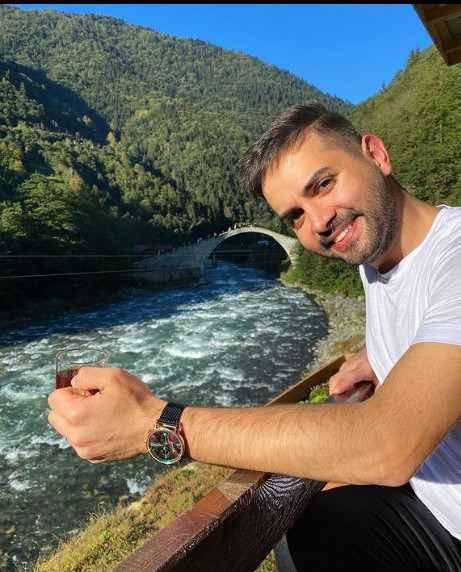 Elinden sarı bezi düşürmeyen Kadir Ezildi'nin şok eden asıl mesleği! On parmağında on marifet - Resim: 1