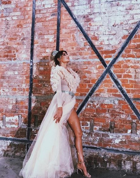 Hatice iyice açıldı sahneye dekolteli transparan elbiseyle çıktı - Resim: 2