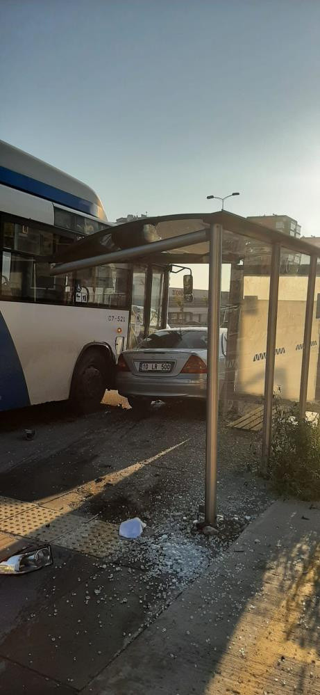 Ankara'da kaza yapan araç otobüs durağına daldı: 4 yaralı var - Resim: 0