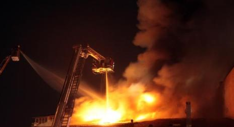 Evi yanınca isyan etti - Resim: 4