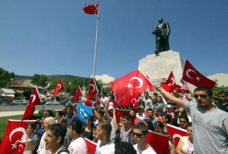 Türkiye şehitleri için sokağa döküldü - Resim: 2