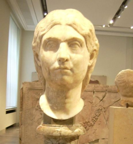 Kaşlarını şekillendirmek için fare tüyü kullandılar! - Resim: 2