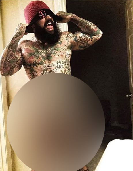 Cinsel organlarına çorap takıp çırılçıplak fotoğraf paylaştılar dünya şoke oldu ama - Resim: 2