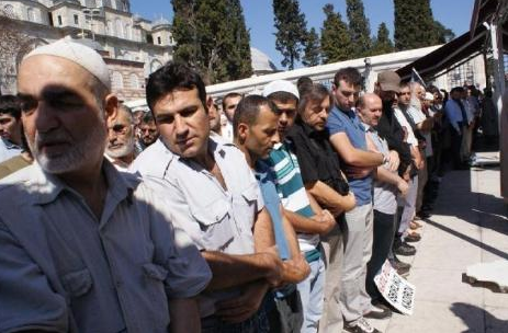 Cami avlusunda Çeçen protestosu - Resim: 3