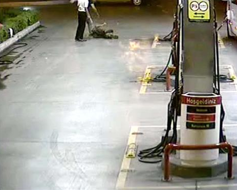 Polis bayıltıncaya kadar dövdü - Resim: 1