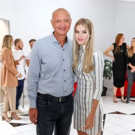 65 yaşındaki belediye başkanı 16 yaşındaki güzellik kraliçesiyle evlendi! Kayınvalidesine terfi vermiş - Resim: 2