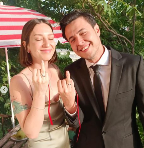 Güldür Güldür Show oyuncusu Burak Topaloğlu nişanlandı! Nişanlısını görenler hayran kaldı - Resim: 2