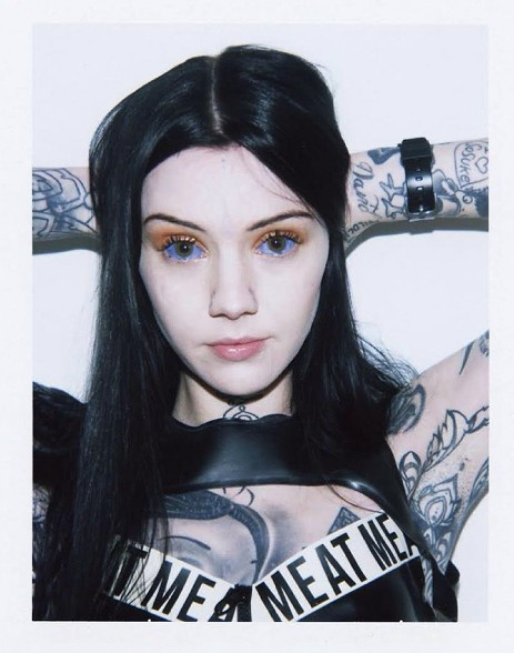 Göbek deliğini aldırdı dilini kestirdi! Şu çılgın kıza bakın - Resim: 2