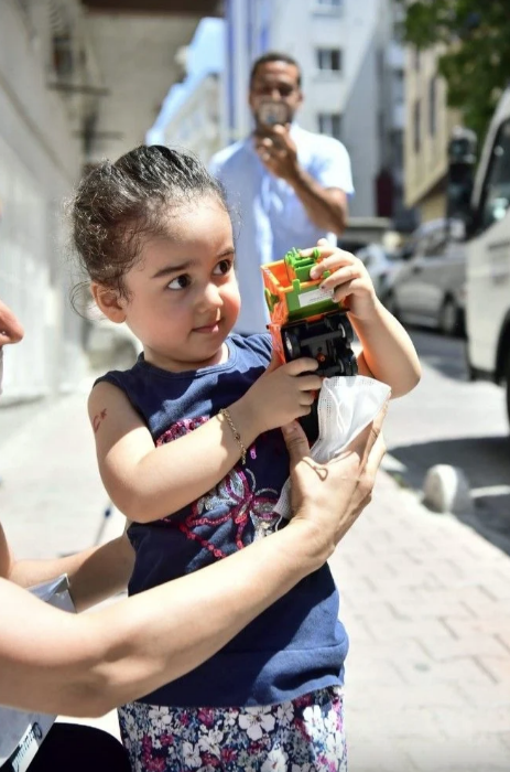 Bahçelievler'de temizlik işçilerinden minik Beren’i mutlu eden sürpriz hediye - Resim: 0