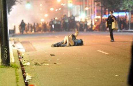 Çatışmanın ortasında böyle öpüştüler - Resim: 4