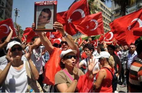 Türkiye şehitleri için sokağa döküldü - Resim: 3