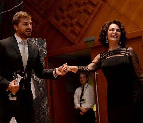 Ödülünü damadının elinden aldı - Resim: 1