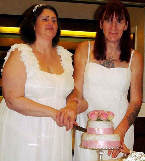 Kadın oldu, eski karısıyla eşcinsel evlilik yaptı - Resim: 2