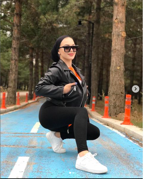 Başörtüsüyle daracık tayt giydi twerk yaptı yetmedi şimdi de alkol masasında! - Resim: 1