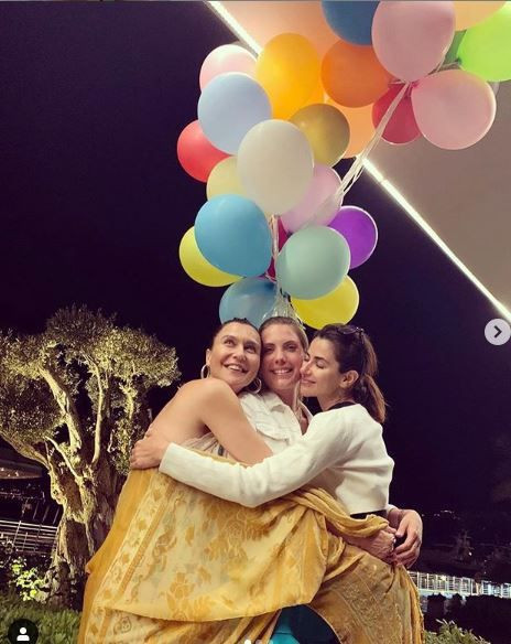 Eda Ece yeni yaşını sevgilisiyle teknede kutladı! Yasak Elma oyuncularından sürpriz - Resim: 2