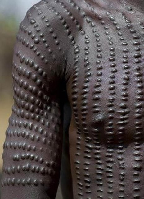 Geleneğe göre vücutlarına yara izi yapıyorlar - Resim: 2