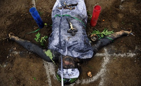 Şeytan çıkarma ayininden kareler - Resim: 2