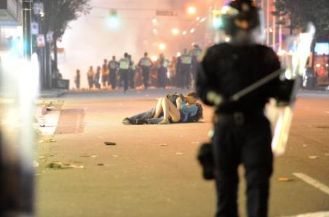 Çatışmanın ortasında böyle öpüştüler - Resim: 1